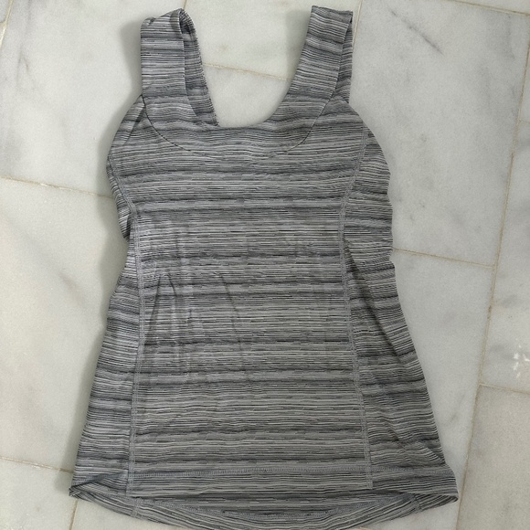 Lululemon top with built in bra - Picture 1 of 3